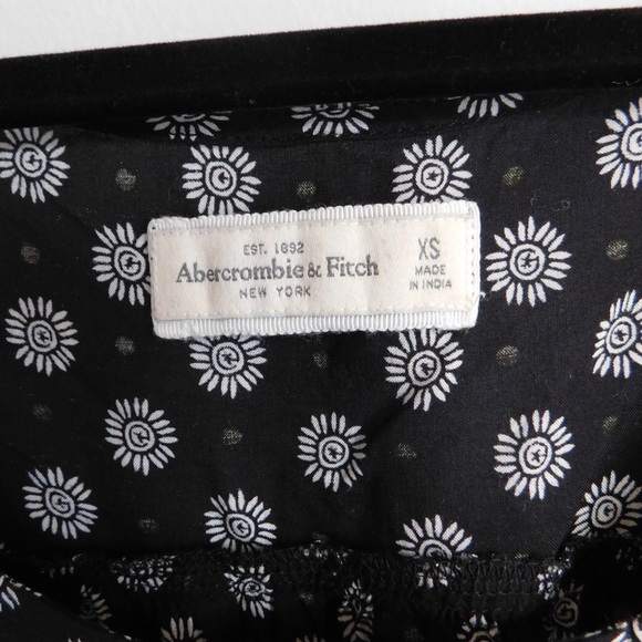 Black tank top! - Picture 3 of 6